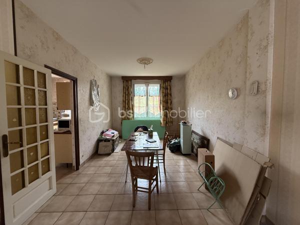 Un dossier complet est disponible sur simple demande avant toute visite : diagnostics techniques, vidéo et photos suplémentaires du logement ainsi que l’ensemble des documents relatifs au bien. Une transparence totale pour un projet d’achat sécurisé.

Maison familiale avec studio indépendant – Quartier Olivier Heuzé – Le Mans

Située dans une rue calme du quartier Olivier Heuzé, cette maison offre de nombreuses possibilités grâce à son studio indépendant et ses espaces évolutifs.

Au rez-de-chaussée, vous découvrirez une agréable pièce de vie de 26 m², une cuisine indépendante ainsi qu’un WC. À l’extérieur, une petite cour avec terrasse vous permettra de profiter des beaux jours en toute tranquillité.

L’un des principaux atouts de cette maison est son studio avec accès facilement indépendant, équipé de son propre WC, douche et kitchenette. Cet espace peut convenir à de nombreux projets : location pour générer un revenu complémentaire, activité professionnelle libérale, bureau indépendant ou encore création d’une suite parentale de plain-pied.

À l’étage, le palier dessert deux belles chambres de 13 m² et 16,30 m² ainsi qu’une salle de bains. Sous les combles, une troisième chambre complète l’ensemble.

La maison dispose également d’un garage avec combles aménageables ou de stockage au-dessus.

Caractéristiques principales :

* Quartier Olivier Heuzé
* Rue calme
* Pièce de vie de 26 m²
* Cuisine indépendante
* 3 chambres
* Salle de bains
* Studio indépendant avec multiples possibilités
* Garage avec combles
* Cour avec terrasse
* Chauffage au gaz
* Tout-à-l’égout

Des travaux de modernisation permettront de révéler tout le potentiel de cette maison aux nombreux atouts, idéale pour une famille, un investisseur ou une profession libérale recherchant un espace dédié à son activité.

J’accompagne mes clients, dont plusieurs disposent déjà d’un financement fiable et assuré, dans leur recherche de biens au Mans et ses alentours. Je suis également à la recherche de nouveaux biens à vendre. Je rémunère mes apporteurs d’affaires et je travaille avec un réseau d’artisans ainsi qu’un courtier en financement afin de vous accompagner dans toutes les étapes de votre projet immobilier.