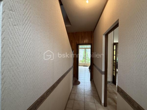 Un dossier complet est disponible sur simple demande avant toute visite : diagnostics techniques, vidéo et photos suplémentaires du logement ainsi que l’ensemble des documents relatifs au bien. Une transparence totale pour un projet d’achat sécurisé.

Maison familiale avec studio indépendant – Quartier Olivier Heuzé – Le Mans

Située dans une rue calme du quartier Olivier Heuzé, cette maison offre de nombreuses possibilités grâce à son studio indépendant et ses espaces évolutifs.

Au rez-de-chaussée, vous découvrirez une agréable pièce de vie de 26 m², une cuisine indépendante ainsi qu’un WC. À l’extérieur, une petite cour avec terrasse vous permettra de profiter des beaux jours en toute tranquillité.

L’un des principaux atouts de cette maison est son studio avec accès facilement indépendant, équipé de son propre WC, douche et kitchenette. Cet espace peut convenir à de nombreux projets : location pour générer un revenu complémentaire, activité professionnelle libérale, bureau indépendant ou encore création d’une suite parentale de plain-pied.

À l’étage, le palier dessert deux belles chambres de 13 m² et 16,30 m² ainsi qu’une salle de bains. Sous les combles, une troisième chambre complète l’ensemble.

La maison dispose également d’un garage avec combles aménageables ou de stockage au-dessus.

Caractéristiques principales :

* Quartier Olivier Heuzé
* Rue calme
* Pièce de vie de 26 m²
* Cuisine indépendante
* 3 chambres
* Salle de bains
* Studio indépendant avec multiples possibilités
* Garage avec combles
* Cour avec terrasse
* Chauffage au gaz
* Tout-à-l’égout

Des travaux de modernisation permettront de révéler tout le potentiel de cette maison aux nombreux atouts, idéale pour une famille, un investisseur ou une profession libérale recherchant un espace dédié à son activité.

J’accompagne mes clients, dont plusieurs disposent déjà d’un financement fiable et assuré, dans leur recherche de biens au Mans et ses alentours. Je suis également à la recherche de nouveaux biens à vendre. Je rémunère mes apporteurs d’affaires et je travaille avec un réseau d’artisans ainsi qu’un courtier en financement afin de vous accompagner dans toutes les étapes de votre projet immobilier.