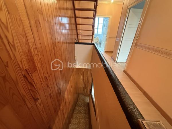 Un dossier complet est disponible sur simple demande avant toute visite : diagnostics techniques, vidéo et photos suplémentaires du logement ainsi que l’ensemble des documents relatifs au bien. Une transparence totale pour un projet d’achat sécurisé.

Maison familiale avec studio indépendant – Quartier Olivier Heuzé – Le Mans

Située dans une rue calme du quartier Olivier Heuzé, cette maison offre de nombreuses possibilités grâce à son studio indépendant et ses espaces évolutifs.

Au rez-de-chaussée, vous découvrirez une agréable pièce de vie de 26 m², une cuisine indépendante ainsi qu’un WC. À l’extérieur, une petite cour avec terrasse vous permettra de profiter des beaux jours en toute tranquillité.

L’un des principaux atouts de cette maison est son studio avec accès facilement indépendant, équipé de son propre WC, douche et kitchenette. Cet espace peut convenir à de nombreux projets : location pour générer un revenu complémentaire, activité professionnelle libérale, bureau indépendant ou encore création d’une suite parentale de plain-pied.

À l’étage, le palier dessert deux belles chambres de 13 m² et 16,30 m² ainsi qu’une salle de bains. Sous les combles, une troisième chambre complète l’ensemble.

La maison dispose également d’un garage avec combles aménageables ou de stockage au-dessus.

Caractéristiques principales :

* Quartier Olivier Heuzé
* Rue calme
* Pièce de vie de 26 m²
* Cuisine indépendante
* 3 chambres
* Salle de bains
* Studio indépendant avec multiples possibilités
* Garage avec combles
* Cour avec terrasse
* Chauffage au gaz
* Tout-à-l’égout

Des travaux de modernisation permettront de révéler tout le potentiel de cette maison aux nombreux atouts, idéale pour une famille, un investisseur ou une profession libérale recherchant un espace dédié à son activité.

J’accompagne mes clients, dont plusieurs disposent déjà d’un financement fiable et assuré, dans leur recherche de biens au Mans et ses alentours. Je suis également à la recherche de nouveaux biens à vendre. Je rémunère mes apporteurs d’affaires et je travaille avec un réseau d’artisans ainsi qu’un courtier en financement afin de vous accompagner dans toutes les étapes de votre projet immobilier.