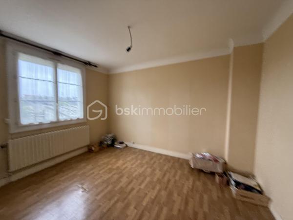 Un dossier complet est disponible sur simple demande avant toute visite : diagnostics techniques, vidéo et photos suplémentaires du logement ainsi que l’ensemble des documents relatifs au bien. Une transparence totale pour un projet d’achat sécurisé.

Maison familiale avec studio indépendant – Quartier Olivier Heuzé – Le Mans

Située dans une rue calme du quartier Olivier Heuzé, cette maison offre de nombreuses possibilités grâce à son studio indépendant et ses espaces évolutifs.

Au rez-de-chaussée, vous découvrirez une agréable pièce de vie de 26 m², une cuisine indépendante ainsi qu’un WC. À l’extérieur, une petite cour avec terrasse vous permettra de profiter des beaux jours en toute tranquillité.

L’un des principaux atouts de cette maison est son studio avec accès facilement indépendant, équipé de son propre WC, douche et kitchenette. Cet espace peut convenir à de nombreux projets : location pour générer un revenu complémentaire, activité professionnelle libérale, bureau indépendant ou encore création d’une suite parentale de plain-pied.

À l’étage, le palier dessert deux belles chambres de 13 m² et 16,30 m² ainsi qu’une salle de bains. Sous les combles, une troisième chambre complète l’ensemble.

La maison dispose également d’un garage avec combles aménageables ou de stockage au-dessus.

Caractéristiques principales :

* Quartier Olivier Heuzé
* Rue calme
* Pièce de vie de 26 m²
* Cuisine indépendante
* 3 chambres
* Salle de bains
* Studio indépendant avec multiples possibilités
* Garage avec combles
* Cour avec terrasse
* Chauffage au gaz
* Tout-à-l’égout

Des travaux de modernisation permettront de révéler tout le potentiel de cette maison aux nombreux atouts, idéale pour une famille, un investisseur ou une profession libérale recherchant un espace dédié à son activité.

J’accompagne mes clients, dont plusieurs disposent déjà d’un financement fiable et assuré, dans leur recherche de biens au Mans et ses alentours. Je suis également à la recherche de nouveaux biens à vendre. Je rémunère mes apporteurs d’affaires et je travaille avec un réseau d’artisans ainsi qu’un courtier en financement afin de vous accompagner dans toutes les étapes de votre projet immobilier.