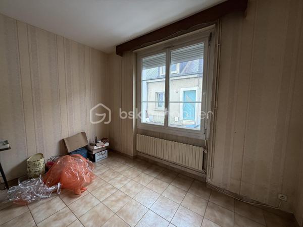 Un dossier complet est disponible sur simple demande avant toute visite : diagnostics techniques, vidéo et photos suplémentaires du logement ainsi que l’ensemble des documents relatifs au bien. Une transparence totale pour un projet d’achat sécurisé.

Maison familiale avec studio indépendant – Quartier Olivier Heuzé – Le Mans

Située dans une rue calme du quartier Olivier Heuzé, cette maison offre de nombreuses possibilités grâce à son studio indépendant et ses espaces évolutifs.

Au rez-de-chaussée, vous découvrirez une agréable pièce de vie de 26 m², une cuisine indépendante ainsi qu’un WC. À l’extérieur, une petite cour avec terrasse vous permettra de profiter des beaux jours en toute tranquillité.

L’un des principaux atouts de cette maison est son studio avec accès facilement indépendant, équipé de son propre WC, douche et kitchenette. Cet espace peut convenir à de nombreux projets : location pour générer un revenu complémentaire, activité professionnelle libérale, bureau indépendant ou encore création d’une suite parentale de plain-pied.

À l’étage, le palier dessert deux belles chambres de 13 m² et 16,30 m² ainsi qu’une salle de bains. Sous les combles, une troisième chambre complète l’ensemble.

La maison dispose également d’un garage avec combles aménageables ou de stockage au-dessus.

Caractéristiques principales :

* Quartier Olivier Heuzé
* Rue calme
* Pièce de vie de 26 m²
* Cuisine indépendante
* 3 chambres
* Salle de bains
* Studio indépendant avec multiples possibilités
* Garage avec combles
* Cour avec terrasse
* Chauffage au gaz
* Tout-à-l’égout

Des travaux de modernisation permettront de révéler tout le potentiel de cette maison aux nombreux atouts, idéale pour une famille, un investisseur ou une profession libérale recherchant un espace dédié à son activité.

J’accompagne mes clients, dont plusieurs disposent déjà d’un financement fiable et assuré, dans leur recherche de biens au Mans et ses alentours. Je suis également à la recherche de nouveaux biens à vendre. Je rémunère mes apporteurs d’affaires et je travaille avec un réseau d’artisans ainsi qu’un courtier en financement afin de vous accompagner dans toutes les étapes de votre projet immobilier.