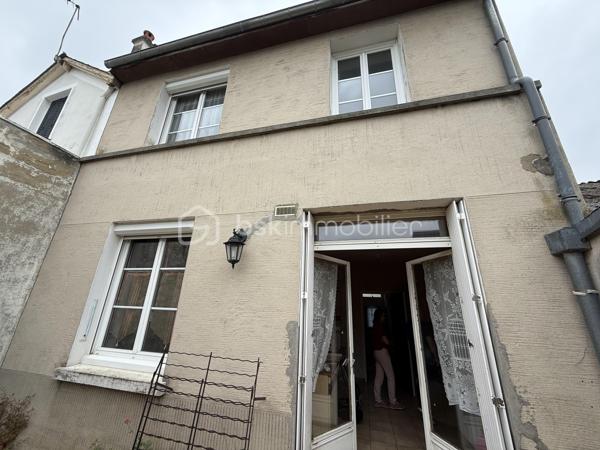 Un dossier complet est disponible sur simple demande avant toute visite : diagnostics techniques, vidéo et photos suplémentaires du logement ainsi que l’ensemble des documents relatifs au bien. Une transparence totale pour un projet d’achat sécurisé.

Maison familiale avec studio indépendant – Quartier Olivier Heuzé – Le Mans

Située dans une rue calme du quartier Olivier Heuzé, cette maison offre de nombreuses possibilités grâce à son studio indépendant et ses espaces évolutifs.

Au rez-de-chaussée, vous découvrirez une agréable pièce de vie de 26 m², une cuisine indépendante ainsi qu’un WC. À l’extérieur, une petite cour avec terrasse vous permettra de profiter des beaux jours en toute tranquillité.

L’un des principaux atouts de cette maison est son studio avec accès facilement indépendant, équipé de son propre WC, douche et kitchenette. Cet espace peut convenir à de nombreux projets : location pour générer un revenu complémentaire, activité professionnelle libérale, bureau indépendant ou encore création d’une suite parentale de plain-pied.

À l’étage, le palier dessert deux belles chambres de 13 m² et 16,30 m² ainsi qu’une salle de bains. Sous les combles, une troisième chambre complète l’ensemble.

La maison dispose également d’un garage avec combles aménageables ou de stockage au-dessus.

Caractéristiques principales :

* Quartier Olivier Heuzé
* Rue calme
* Pièce de vie de 26 m²
* Cuisine indépendante
* 3 chambres
* Salle de bains
* Studio indépendant avec multiples possibilités
* Garage avec combles
* Cour avec terrasse
* Chauffage au gaz
* Tout-à-l’égout

Des travaux de modernisation permettront de révéler tout le potentiel de cette maison aux nombreux atouts, idéale pour une famille, un investisseur ou une profession libérale recherchant un espace dédié à son activité.

J’accompagne mes clients, dont plusieurs disposent déjà d’un financement fiable et assuré, dans leur recherche de biens au Mans et ses alentours. Je suis également à la recherche de nouveaux biens à vendre. Je rémunère mes apporteurs d’affaires et je travaille avec un réseau d’artisans ainsi qu’un courtier en financement afin de vous accompagner dans toutes les étapes de votre projet immobilier.
