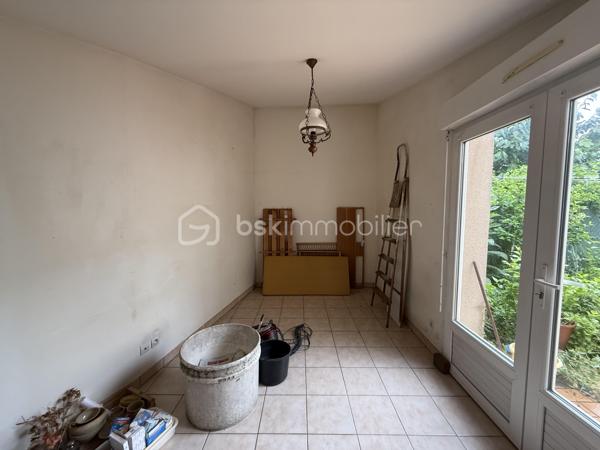 Un dossier complet est disponible sur simple demande avant toute visite : diagnostics techniques, vidéo et photos suplémentaires du logement ainsi que l’ensemble des documents relatifs au bien. Une transparence totale pour un projet d’achat sécurisé.

Maison familiale avec studio indépendant – Quartier Olivier Heuzé – Le Mans

Située dans une rue calme du quartier Olivier Heuzé, cette maison offre de nombreuses possibilités grâce à son studio indépendant et ses espaces évolutifs.

Au rez-de-chaussée, vous découvrirez une agréable pièce de vie de 26 m², une cuisine indépendante ainsi qu’un WC. À l’extérieur, une petite cour avec terrasse vous permettra de profiter des beaux jours en toute tranquillité.

L’un des principaux atouts de cette maison est son studio avec accès facilement indépendant, équipé de son propre WC, douche et kitchenette. Cet espace peut convenir à de nombreux projets : location pour générer un revenu complémentaire, activité professionnelle libérale, bureau indépendant ou encore création d’une suite parentale de plain-pied.

À l’étage, le palier dessert deux belles chambres de 13 m² et 16,30 m² ainsi qu’une salle de bains. Sous les combles, une troisième chambre complète l’ensemble.

La maison dispose également d’un garage avec combles aménageables ou de stockage au-dessus.

Caractéristiques principales :

* Quartier Olivier Heuzé
* Rue calme
* Pièce de vie de 26 m²
* Cuisine indépendante
* 3 chambres
* Salle de bains
* Studio indépendant avec multiples possibilités
* Garage avec combles
* Cour avec terrasse
* Chauffage au gaz
* Tout-à-l’égout

Des travaux de modernisation permettront de révéler tout le potentiel de cette maison aux nombreux atouts, idéale pour une famille, un investisseur ou une profession libérale recherchant un espace dédié à son activité.

J’accompagne mes clients, dont plusieurs disposent déjà d’un financement fiable et assuré, dans leur recherche de biens au Mans et ses alentours. Je suis également à la recherche de nouveaux biens à vendre. Je rémunère mes apporteurs d’affaires et je travaille avec un réseau d’artisans ainsi qu’un courtier en financement afin de vous accompagner dans toutes les étapes de votre projet immobilier.