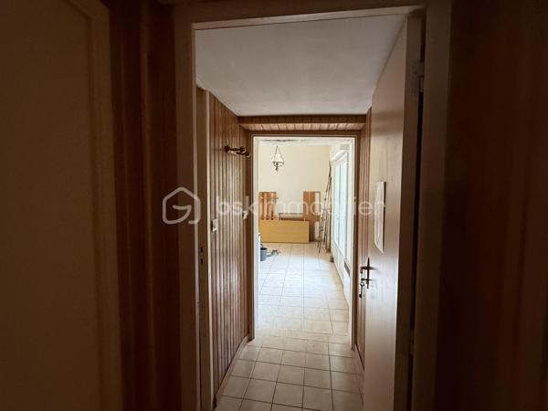 Un dossier complet est disponible sur simple demande avant toute visite : diagnostics techniques, vidéo et photos suplémentaires du logement ainsi que l’ensemble des documents relatifs au bien. Une transparence totale pour un projet d’achat sécurisé.

Maison familiale avec studio indépendant – Quartier Olivier Heuzé – Le Mans

Située dans une rue calme du quartier Olivier Heuzé, cette maison offre de nombreuses possibilités grâce à son studio indépendant et ses espaces évolutifs.

Au rez-de-chaussée, vous découvrirez une agréable pièce de vie de 26 m², une cuisine indépendante ainsi qu’un WC. À l’extérieur, une petite cour avec terrasse vous permettra de profiter des beaux jours en toute tranquillité.

L’un des principaux atouts de cette maison est son studio avec accès facilement indépendant, équipé de son propre WC, douche et kitchenette. Cet espace peut convenir à de nombreux projets : location pour générer un revenu complémentaire, activité professionnelle libérale, bureau indépendant ou encore création d’une suite parentale de plain-pied.

À l’étage, le palier dessert deux belles chambres de 13 m² et 16,30 m² ainsi qu’une salle de bains. Sous les combles, une troisième chambre complète l’ensemble.

La maison dispose également d’un garage avec combles aménageables ou de stockage au-dessus.

Caractéristiques principales :

* Quartier Olivier Heuzé
* Rue calme
* Pièce de vie de 26 m²
* Cuisine indépendante
* 3 chambres
* Salle de bains
* Studio indépendant avec multiples possibilités
* Garage avec combles
* Cour avec terrasse
* Chauffage au gaz
* Tout-à-l’égout

Des travaux de modernisation permettront de révéler tout le potentiel de cette maison aux nombreux atouts, idéale pour une famille, un investisseur ou une profession libérale recherchant un espace dédié à son activité.

J’accompagne mes clients, dont plusieurs disposent déjà d’un financement fiable et assuré, dans leur recherche de biens au Mans et ses alentours. Je suis également à la recherche de nouveaux biens à vendre. Je rémunère mes apporteurs d’affaires et je travaille avec un réseau d’artisans ainsi qu’un courtier en financement afin de vous accompagner dans toutes les étapes de votre projet immobilier.