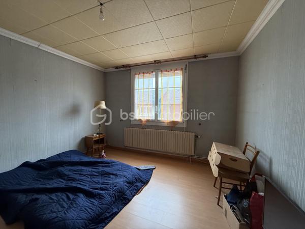 Un dossier complet est disponible sur simple demande avant toute visite : diagnostics techniques, vidéo et photos suplémentaires du logement ainsi que l’ensemble des documents relatifs au bien. Une transparence totale pour un projet d’achat sécurisé.

Maison familiale avec studio indépendant – Quartier Olivier Heuzé – Le Mans

Située dans une rue calme du quartier Olivier Heuzé, cette maison offre de nombreuses possibilités grâce à son studio indépendant et ses espaces évolutifs.

Au rez-de-chaussée, vous découvrirez une agréable pièce de vie de 26 m², une cuisine indépendante ainsi qu’un WC. À l’extérieur, une petite cour avec terrasse vous permettra de profiter des beaux jours en toute tranquillité.

L’un des principaux atouts de cette maison est son studio avec accès facilement indépendant, équipé de son propre WC, douche et kitchenette. Cet espace peut convenir à de nombreux projets : location pour générer un revenu complémentaire, activité professionnelle libérale, bureau indépendant ou encore création d’une suite parentale de plain-pied.

À l’étage, le palier dessert deux belles chambres de 13 m² et 16,30 m² ainsi qu’une salle de bains. Sous les combles, une troisième chambre complète l’ensemble.

La maison dispose également d’un garage avec combles aménageables ou de stockage au-dessus.

Caractéristiques principales :

* Quartier Olivier Heuzé
* Rue calme
* Pièce de vie de 26 m²
* Cuisine indépendante
* 3 chambres
* Salle de bains
* Studio indépendant avec multiples possibilités
* Garage avec combles
* Cour avec terrasse
* Chauffage au gaz
* Tout-à-l’égout

Des travaux de modernisation permettront de révéler tout le potentiel de cette maison aux nombreux atouts, idéale pour une famille, un investisseur ou une profession libérale recherchant un espace dédié à son activité.

J’accompagne mes clients, dont plusieurs disposent déjà d’un financement fiable et assuré, dans leur recherche de biens au Mans et ses alentours. Je suis également à la recherche de nouveaux biens à vendre. Je rémunère mes apporteurs d’affaires et je travaille avec un réseau d’artisans ainsi qu’un courtier en financement afin de vous accompagner dans toutes les étapes de votre projet immobilier.