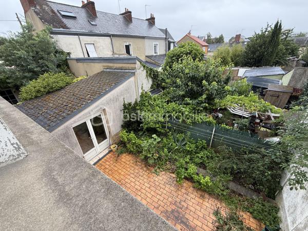 Un dossier complet est disponible sur simple demande avant toute visite : diagnostics techniques, vidéo et photos suplémentaires du logement ainsi que l’ensemble des documents relatifs au bien. Une transparence totale pour un projet d’achat sécurisé.

Maison familiale avec studio indépendant – Quartier Olivier Heuzé – Le Mans

Située dans une rue calme du quartier Olivier Heuzé, cette maison offre de nombreuses possibilités grâce à son studio indépendant et ses espaces évolutifs.

Au rez-de-chaussée, vous découvrirez une agréable pièce de vie de 26 m², une cuisine indépendante ainsi qu’un WC. À l’extérieur, une petite cour avec terrasse vous permettra de profiter des beaux jours en toute tranquillité.

L’un des principaux atouts de cette maison est son studio avec accès facilement indépendant, équipé de son propre WC, douche et kitchenette. Cet espace peut convenir à de nombreux projets : location pour générer un revenu complémentaire, activité professionnelle libérale, bureau indépendant ou encore création d’une suite parentale de plain-pied.

À l’étage, le palier dessert deux belles chambres de 13 m² et 16,30 m² ainsi qu’une salle de bains. Sous les combles, une troisième chambre complète l’ensemble.

La maison dispose également d’un garage avec combles aménageables ou de stockage au-dessus.

Caractéristiques principales :

* Quartier Olivier Heuzé
* Rue calme
* Pièce de vie de 26 m²
* Cuisine indépendante
* 3 chambres
* Salle de bains
* Studio indépendant avec multiples possibilités
* Garage avec combles
* Cour avec terrasse
* Chauffage au gaz
* Tout-à-l’égout

Des travaux de modernisation permettront de révéler tout le potentiel de cette maison aux nombreux atouts, idéale pour une famille, un investisseur ou une profession libérale recherchant un espace dédié à son activité.

J’accompagne mes clients, dont plusieurs disposent déjà d’un financement fiable et assuré, dans leur recherche de biens au Mans et ses alentours. Je suis également à la recherche de nouveaux biens à vendre. Je rémunère mes apporteurs d’affaires et je travaille avec un réseau d’artisans ainsi qu’un courtier en financement afin de vous accompagner dans toutes les étapes de votre projet immobilier.