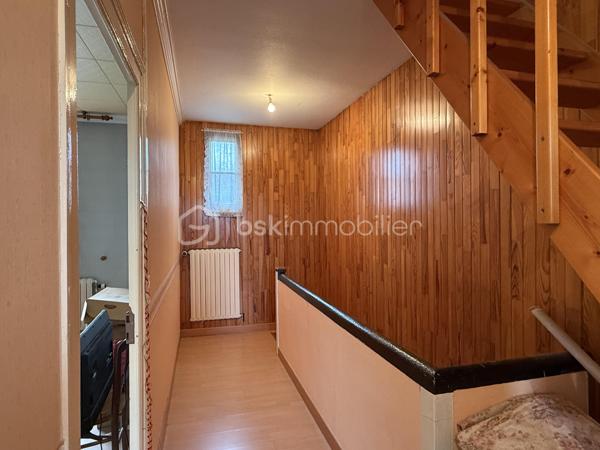 Un dossier complet est disponible sur simple demande avant toute visite : diagnostics techniques, vidéo et photos suplémentaires du logement ainsi que l’ensemble des documents relatifs au bien. Une transparence totale pour un projet d’achat sécurisé.

Maison familiale avec studio indépendant – Quartier Olivier Heuzé – Le Mans

Située dans une rue calme du quartier Olivier Heuzé, cette maison offre de nombreuses possibilités grâce à son studio indépendant et ses espaces évolutifs.

Au rez-de-chaussée, vous découvrirez une agréable pièce de vie de 26 m², une cuisine indépendante ainsi qu’un WC. À l’extérieur, une petite cour avec terrasse vous permettra de profiter des beaux jours en toute tranquillité.

L’un des principaux atouts de cette maison est son studio avec accès facilement indépendant, équipé de son propre WC, douche et kitchenette. Cet espace peut convenir à de nombreux projets : location pour générer un revenu complémentaire, activité professionnelle libérale, bureau indépendant ou encore création d’une suite parentale de plain-pied.

À l’étage, le palier dessert deux belles chambres de 13 m² et 16,30 m² ainsi qu’une salle de bains. Sous les combles, une troisième chambre complète l’ensemble.

La maison dispose également d’un garage avec combles aménageables ou de stockage au-dessus.

Caractéristiques principales :

* Quartier Olivier Heuzé
* Rue calme
* Pièce de vie de 26 m²
* Cuisine indépendante
* 3 chambres
* Salle de bains
* Studio indépendant avec multiples possibilités
* Garage avec combles
* Cour avec terrasse
* Chauffage au gaz
* Tout-à-l’égout

Des travaux de modernisation permettront de révéler tout le potentiel de cette maison aux nombreux atouts, idéale pour une famille, un investisseur ou une profession libérale recherchant un espace dédié à son activité.

J’accompagne mes clients, dont plusieurs disposent déjà d’un financement fiable et assuré, dans leur recherche de biens au Mans et ses alentours. Je suis également à la recherche de nouveaux biens à vendre. Je rémunère mes apporteurs d’affaires et je travaille avec un réseau d’artisans ainsi qu’un courtier en financement afin de vous accompagner dans toutes les étapes de votre projet immobilier.