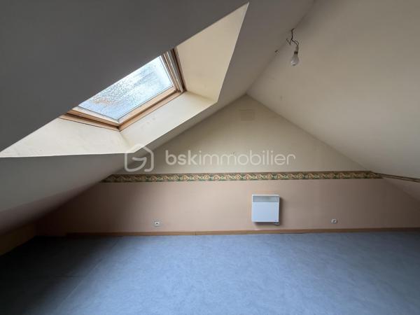 Un dossier complet est disponible sur simple demande avant toute visite : diagnostics techniques, vidéo et photos suplémentaires du logement ainsi que l’ensemble des documents relatifs au bien. Une transparence totale pour un projet d’achat sécurisé.

Maison familiale avec studio indépendant – Quartier Olivier Heuzé – Le Mans

Située dans une rue calme du quartier Olivier Heuzé, cette maison offre de nombreuses possibilités grâce à son studio indépendant et ses espaces évolutifs.

Au rez-de-chaussée, vous découvrirez une agréable pièce de vie de 26 m², une cuisine indépendante ainsi qu’un WC. À l’extérieur, une petite cour avec terrasse vous permettra de profiter des beaux jours en toute tranquillité.

L’un des principaux atouts de cette maison est son studio avec accès facilement indépendant, équipé de son propre WC, douche et kitchenette. Cet espace peut convenir à de nombreux projets : location pour générer un revenu complémentaire, activité professionnelle libérale, bureau indépendant ou encore création d’une suite parentale de plain-pied.

À l’étage, le palier dessert deux belles chambres de 13 m² et 16,30 m² ainsi qu’une salle de bains. Sous les combles, une troisième chambre complète l’ensemble.

La maison dispose également d’un garage avec combles aménageables ou de stockage au-dessus.

Caractéristiques principales :

* Quartier Olivier Heuzé
* Rue calme
* Pièce de vie de 26 m²
* Cuisine indépendante
* 3 chambres
* Salle de bains
* Studio indépendant avec multiples possibilités
* Garage avec combles
* Cour avec terrasse
* Chauffage au gaz
* Tout-à-l’égout

Des travaux de modernisation permettront de révéler tout le potentiel de cette maison aux nombreux atouts, idéale pour une famille, un investisseur ou une profession libérale recherchant un espace dédié à son activité.

J’accompagne mes clients, dont plusieurs disposent déjà d’un financement fiable et assuré, dans leur recherche de biens au Mans et ses alentours. Je suis également à la recherche de nouveaux biens à vendre. Je rémunère mes apporteurs d’affaires et je travaille avec un réseau d’artisans ainsi qu’un courtier en financement afin de vous accompagner dans toutes les étapes de votre projet immobilier.