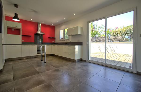 BOE quartier La Couronne - Maison récente de plain pied de 94 m² avec 3 chambres, terrasses,  garage et jardin.
