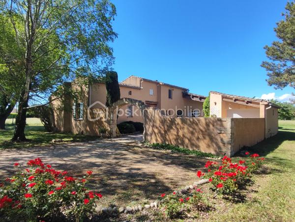 A quelques minutes à pied du centre-ville de Pierrelatte et du lac de la pignedoré, je vous invite à découvrir cette magnifique villa d'architecte construite dans un style provençal.

🌿Une propriété familiale, spacieuse et lumineuse

Édifiée sur une généreuse parcelle de 4742m², la propriété dispose dans la continuité de 11721m² de terres agricoles alimentées en eau et en électricité. Vous disposerez donc de plus 16000m² mais la parcelle agricole peut être détachée du lot.

La villa offre 150m² habitables de plain-pied. Depuis la spacieuse entrée, vous accédez à la fois au salon, à la salle à manger et à la partie nuit. Depuis la cuisine vous pouvez aller à la terrasse couverte offrant une jolie vue sur la piscine.

Un vestibule et des toilettes avec lave main sont à la disposition des invités dans le hall.

Avec son plafond à la française, ses voûtains et alcôves, beaucoup de charme et de cachet se dégagent de cette villa des années 80.

Côté nuit, vous disposez de trois chambres et d'une salle de bain avec double vasques.

✨Un potentiel de développement

Au premier étage vous accédez à un plateau de 74m² permettant d'envisager un développement de la superficie habitable sachant que les réseaux (eau et électricité) sont déjà prévus.

🌳Les extérieurs

Le jardin paysagé et ombragé vous invite à la détente. Vous pourrez également profiter de la piscine (11x5m) et de sa plage exposée plein Sud et sans aucun vis-à-vis. La parcelle agricole est également clôturée et dispose de deux puits.

Un garage de 35m² avec porte motorisée complète les extérieurs.

🔍 Informations techniques

Raccordement au tout à l'égout conforme, arrosage automatique

Chaudière à condensation, menuiseries double vitrage, moustiquaires aux fenêtres,

Dalle isolée, aspiration centralisée,

Bâche à bulles et bâche de protection piscine

Interphone

📞 N'hésitez pas à me contacter, je suis disponible 7 jours/ 7 pour vous faire visiter cette magnifique villa d'architecte avec son terrain de plus de 16000km. Un bien rare sur le secteur.