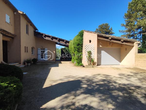 A quelques minutes à pied du centre-ville de Pierrelatte et du lac de la pignedoré, je vous invite à découvrir cette magnifique villa d'architecte construite dans un style provençal.

🌿Une propriété familiale, spacieuse et lumineuse

Édifiée sur une généreuse parcelle de 4742m², la propriété dispose dans la continuité de 11721m² de terres agricoles alimentées en eau et en électricité. Vous disposerez donc de plus 16000m² mais la parcelle agricole peut être détachée du lot.

La villa offre 150m² habitables de plain-pied. Depuis la spacieuse entrée, vous accédez à la fois au salon, à la salle à manger et à la partie nuit. Depuis la cuisine vous pouvez aller à la terrasse couverte offrant une jolie vue sur la piscine.

Un vestibule et des toilettes avec lave main sont à la disposition des invités dans le hall.

Avec son plafond à la française, ses voûtains et alcôves, beaucoup de charme et de cachet se dégagent de cette villa des années 80.

Côté nuit, vous disposez de trois chambres et d'une salle de bain avec double vasques.

✨Un potentiel de développement

Au premier étage vous accédez à un plateau de 74m² permettant d'envisager un développement de la superficie habitable sachant que les réseaux (eau et électricité) sont déjà prévus.

🌳Les extérieurs

Le jardin paysagé et ombragé vous invite à la détente. Vous pourrez également profiter de la piscine (11x5m) et de sa plage exposée plein Sud et sans aucun vis-à-vis. La parcelle agricole est également clôturée et dispose de deux puits.

Un garage de 35m² avec porte motorisée complète les extérieurs.

🔍 Informations techniques

Raccordement au tout à l'égout conforme, arrosage automatique

Chaudière à condensation, menuiseries double vitrage, moustiquaires aux fenêtres,

Dalle isolée, aspiration centralisée,

Bâche à bulles et bâche de protection piscine

Interphone

📞 N'hésitez pas à me contacter, je suis disponible 7 jours/ 7 pour vous faire visiter cette magnifique villa d'architecte avec son terrain de plus de 16000km. Un bien rare sur le secteur.