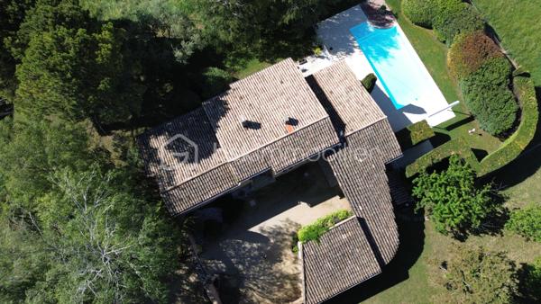 A quelques minutes à pied du centre-ville de Pierrelatte et du lac de la pignedoré, je vous invite à découvrir cette magnifique villa d'architecte construite dans un style provençal.

🌿Une propriété familiale, spacieuse et lumineuse

Édifiée sur une généreuse parcelle de 4742m², la propriété dispose dans la continuité de 11721m² de terres agricoles alimentées en eau et en électricité. Vous disposerez donc de plus 16000m² mais la parcelle agricole peut être détachée du lot.

La villa offre 150m² habitables de plain-pied. Depuis la spacieuse entrée, vous accédez à la fois au salon, à la salle à manger et à la partie nuit. Depuis la cuisine vous pouvez aller à la terrasse couverte offrant une jolie vue sur la piscine.

Un vestibule et des toilettes avec lave main sont à la disposition des invités dans le hall.

Avec son plafond à la française, ses voûtains et alcôves, beaucoup de charme et de cachet se dégagent de cette villa des années 80.

Côté nuit, vous disposez de trois chambres et d'une salle de bain avec double vasques.

✨Un potentiel de développement

Au premier étage vous accédez à un plateau de 74m² permettant d'envisager un développement de la superficie habitable sachant que les réseaux (eau et électricité) sont déjà prévus.

🌳Les extérieurs

Le jardin paysagé et ombragé vous invite à la détente. Vous pourrez également profiter de la piscine (11x5m) et de sa plage exposée plein Sud et sans aucun vis-à-vis. La parcelle agricole est également clôturée et dispose de deux puits.

Un garage de 35m² avec porte motorisée complète les extérieurs.

🔍 Informations techniques

Raccordement au tout à l'égout conforme, arrosage automatique

Chaudière à condensation, menuiseries double vitrage, moustiquaires aux fenêtres,

Dalle isolée, aspiration centralisée,

Bâche à bulles et bâche de protection piscine

Interphone

📞 N'hésitez pas à me contacter, je suis disponible 7 jours/ 7 pour vous faire visiter cette magnifique villa d'architecte avec son terrain de plus de 16000km. Un bien rare sur le secteur.