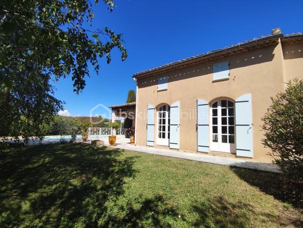 A quelques minutes à pied du centre-ville de Pierrelatte et du lac de la pignedoré, je vous invite à découvrir cette magnifique villa d'architecte construite dans un style provençal.

🌿Une propriété familiale, spacieuse et lumineuse

Édifiée sur une généreuse parcelle de 4742m², la propriété dispose dans la continuité de 11721m² de terres agricoles alimentées en eau et en électricité. Vous disposerez donc de plus 16000m² mais la parcelle agricole peut être détachée du lot.

La villa offre 150m² habitables de plain-pied. Depuis la spacieuse entrée, vous accédez à la fois au salon, à la salle à manger et à la partie nuit. Depuis la cuisine vous pouvez aller à la terrasse couverte offrant une jolie vue sur la piscine.

Un vestibule et des toilettes avec lave main sont à la disposition des invités dans le hall.

Avec son plafond à la française, ses voûtains et alcôves, beaucoup de charme et de cachet se dégagent de cette villa des années 80.

Côté nuit, vous disposez de trois chambres et d'une salle de bain avec double vasques.

✨Un potentiel de développement

Au premier étage vous accédez à un plateau de 74m² permettant d'envisager un développement de la superficie habitable sachant que les réseaux (eau et électricité) sont déjà prévus.

🌳Les extérieurs

Le jardin paysagé et ombragé vous invite à la détente. Vous pourrez également profiter de la piscine (11x5m) et de sa plage exposée plein Sud et sans aucun vis-à-vis. La parcelle agricole est également clôturée et dispose de deux puits.

Un garage de 35m² avec porte motorisée complète les extérieurs.

🔍 Informations techniques

Raccordement au tout à l'égout conforme, arrosage automatique

Chaudière à condensation, menuiseries double vitrage, moustiquaires aux fenêtres,

Dalle isolée, aspiration centralisée,

Bâche à bulles et bâche de protection piscine

Interphone

📞 N'hésitez pas à me contacter, je suis disponible 7 jours/ 7 pour vous faire visiter cette magnifique villa d'architecte avec son terrain de plus de 16000km. Un bien rare sur le secteur.