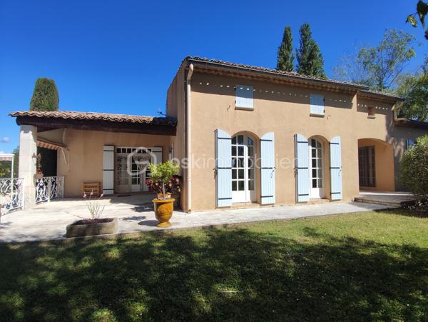 A quelques minutes à pied du centre-ville de Pierrelatte et du lac de la pignedoré, je vous invite à découvrir cette magnifique villa d'architecte construite dans un style provençal.

🌿Une propriété familiale, spacieuse et lumineuse

Édifiée sur une généreuse parcelle de 4742m², la propriété dispose dans la continuité de 11721m² de terres agricoles alimentées en eau et en électricité. Vous disposerez donc de plus 16000m² mais la parcelle agricole peut être détachée du lot.

La villa offre 150m² habitables de plain-pied. Depuis la spacieuse entrée, vous accédez à la fois au salon, à la salle à manger et à la partie nuit. Depuis la cuisine vous pouvez aller à la terrasse couverte offrant une jolie vue sur la piscine.

Un vestibule et des toilettes avec lave main sont à la disposition des invités dans le hall.

Avec son plafond à la française, ses voûtains et alcôves, beaucoup de charme et de cachet se dégagent de cette villa des années 80.

Côté nuit, vous disposez de trois chambres et d'une salle de bain avec double vasques.

✨Un potentiel de développement

Au premier étage vous accédez à un plateau de 74m² permettant d'envisager un développement de la superficie habitable sachant que les réseaux (eau et électricité) sont déjà prévus.

🌳Les extérieurs

Le jardin paysagé et ombragé vous invite à la détente. Vous pourrez également profiter de la piscine (11x5m) et de sa plage exposée plein Sud et sans aucun vis-à-vis. La parcelle agricole est également clôturée et dispose de deux puits.

Un garage de 35m² avec porte motorisée complète les extérieurs.

🔍 Informations techniques

Raccordement au tout à l'égout conforme, arrosage automatique

Chaudière à condensation, menuiseries double vitrage, moustiquaires aux fenêtres,

Dalle isolée, aspiration centralisée,

Bâche à bulles et bâche de protection piscine

Interphone

📞 N'hésitez pas à me contacter, je suis disponible 7 jours/ 7 pour vous faire visiter cette magnifique villa d'architecte avec son terrain de plus de 16000km. Un bien rare sur le secteur.