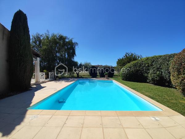 A quelques minutes à pied du centre-ville de Pierrelatte et du lac de la pignedoré, je vous invite à découvrir cette magnifique villa d'architecte construite dans un style provençal.

🌿Une propriété familiale, spacieuse et lumineuse

Édifiée sur une généreuse parcelle de 4742m², la propriété dispose dans la continuité de 11721m² de terres agricoles alimentées en eau et en électricité. Vous disposerez donc de plus 16000m² mais la parcelle agricole peut être détachée du lot.

La villa offre 150m² habitables de plain-pied. Depuis la spacieuse entrée, vous accédez à la fois au salon, à la salle à manger et à la partie nuit. Depuis la cuisine vous pouvez aller à la terrasse couverte offrant une jolie vue sur la piscine.

Un vestibule et des toilettes avec lave main sont à la disposition des invités dans le hall.

Avec son plafond à la française, ses voûtains et alcôves, beaucoup de charme et de cachet se dégagent de cette villa des années 80.

Côté nuit, vous disposez de trois chambres et d'une salle de bain avec double vasques.

✨Un potentiel de développement

Au premier étage vous accédez à un plateau de 74m² permettant d'envisager un développement de la superficie habitable sachant que les réseaux (eau et électricité) sont déjà prévus.

🌳Les extérieurs

Le jardin paysagé et ombragé vous invite à la détente. Vous pourrez également profiter de la piscine (11x5m) et de sa plage exposée plein Sud et sans aucun vis-à-vis. La parcelle agricole est également clôturée et dispose de deux puits.

Un garage de 35m² avec porte motorisée complète les extérieurs.

🔍 Informations techniques

Raccordement au tout à l'égout conforme, arrosage automatique

Chaudière à condensation, menuiseries double vitrage, moustiquaires aux fenêtres,

Dalle isolée, aspiration centralisée,

Bâche à bulles et bâche de protection piscine

Interphone

📞 N'hésitez pas à me contacter, je suis disponible 7 jours/ 7 pour vous faire visiter cette magnifique villa d'architecte avec son terrain de plus de 16000km. Un bien rare sur le secteur.