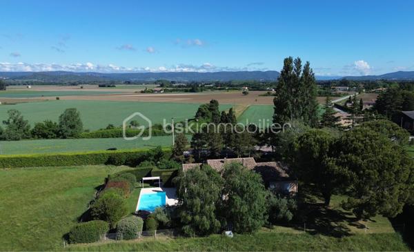 A quelques minutes à pied du centre-ville de Pierrelatte et du lac de la pignedoré, je vous invite à découvrir cette magnifique villa d'architecte construite dans un style provençal.

🌿Une propriété familiale, spacieuse et lumineuse

Édifiée sur une généreuse parcelle de 4742m², la propriété dispose dans la continuité de 11721m² de terres agricoles alimentées en eau et en électricité. Vous disposerez donc de plus 16000m² mais la parcelle agricole peut être détachée du lot.

La villa offre 150m² habitables de plain-pied. Depuis la spacieuse entrée, vous accédez à la fois au salon, à la salle à manger et à la partie nuit. Depuis la cuisine vous pouvez aller à la terrasse couverte offrant une jolie vue sur la piscine.

Un vestibule et des toilettes avec lave main sont à la disposition des invités dans le hall.

Avec son plafond à la française, ses voûtains et alcôves, beaucoup de charme et de cachet se dégagent de cette villa des années 80.

Côté nuit, vous disposez de trois chambres et d'une salle de bain avec double vasques.

✨Un potentiel de développement

Au premier étage vous accédez à un plateau de 74m² permettant d'envisager un développement de la superficie habitable sachant que les réseaux (eau et électricité) sont déjà prévus.

🌳Les extérieurs

Le jardin paysagé et ombragé vous invite à la détente. Vous pourrez également profiter de la piscine (11x5m) et de sa plage exposée plein Sud et sans aucun vis-à-vis. La parcelle agricole est également clôturée et dispose de deux puits.

Un garage de 35m² avec porte motorisée complète les extérieurs.

🔍 Informations techniques

Raccordement au tout à l'égout conforme, arrosage automatique

Chaudière à condensation, menuiseries double vitrage, moustiquaires aux fenêtres,

Dalle isolée, aspiration centralisée,

Bâche à bulles et bâche de protection piscine

Interphone

📞 N'hésitez pas à me contacter, je suis disponible 7 jours/ 7 pour vous faire visiter cette magnifique villa d'architecte avec son terrain de plus de 16000km. Un bien rare sur le secteur.
