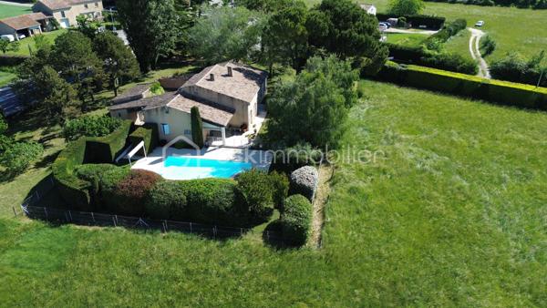 A quelques minutes à pied du centre-ville de Pierrelatte et du lac de la pignedoré, je vous invite à découvrir cette magnifique villa d'architecte construite dans un style provençal.

🌿Une propriété familiale, spacieuse et lumineuse

Édifiée sur une généreuse parcelle de 4742m², la propriété dispose dans la continuité de 11721m² de terres agricoles alimentées en eau et en électricité. Vous disposerez donc de plus 16000m² mais la parcelle agricole peut être détachée du lot.

La villa offre 150m² habitables de plain-pied. Depuis la spacieuse entrée, vous accédez à la fois au salon, à la salle à manger et à la partie nuit. Depuis la cuisine vous pouvez aller à la terrasse couverte offrant une jolie vue sur la piscine.

Un vestibule et des toilettes avec lave main sont à la disposition des invités dans le hall.

Avec son plafond à la française, ses voûtains et alcôves, beaucoup de charme et de cachet se dégagent de cette villa des années 80.

Côté nuit, vous disposez de trois chambres et d'une salle de bain avec double vasques.

✨Un potentiel de développement

Au premier étage vous accédez à un plateau de 74m² permettant d'envisager un développement de la superficie habitable sachant que les réseaux (eau et électricité) sont déjà prévus.

🌳Les extérieurs

Le jardin paysagé et ombragé vous invite à la détente. Vous pourrez également profiter de la piscine (11x5m) et de sa plage exposée plein Sud et sans aucun vis-à-vis. La parcelle agricole est également clôturée et dispose de deux puits.

Un garage de 35m² avec porte motorisée complète les extérieurs.

🔍 Informations techniques

Raccordement au tout à l'égout conforme, arrosage automatique

Chaudière à condensation, menuiseries double vitrage, moustiquaires aux fenêtres,

Dalle isolée, aspiration centralisée,

Bâche à bulles et bâche de protection piscine

Interphone

📞 N'hésitez pas à me contacter, je suis disponible 7 jours/ 7 pour vous faire visiter cette magnifique villa d'architecte avec son terrain de plus de 16000km. Un bien rare sur le secteur.