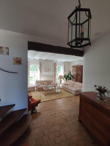 A quelques minutes à pied du centre-ville de Pierrelatte et du lac de la pignedoré, je vous invite à découvrir cette magnifique villa d'architecte construite dans un style provençal.

🌿Une propriété familiale, spacieuse et lumineuse

Édifiée sur une généreuse parcelle de 4742m², la propriété dispose dans la continuité de 11721m² de terres agricoles alimentées en eau et en électricité. Vous disposerez donc de plus 16000m² mais la parcelle agricole peut être détachée du lot.

La villa offre 150m² habitables de plain-pied. Depuis la spacieuse entrée, vous accédez à la fois au salon, à la salle à manger et à la partie nuit. Depuis la cuisine vous pouvez aller à la terrasse couverte offrant une jolie vue sur la piscine.

Un vestibule et des toilettes avec lave main sont à la disposition des invités dans le hall.

Avec son plafond à la française, ses voûtains et alcôves, beaucoup de charme et de cachet se dégagent de cette villa des années 80.

Côté nuit, vous disposez de trois chambres et d'une salle de bain avec double vasques.

✨Un potentiel de développement

Au premier étage vous accédez à un plateau de 74m² permettant d'envisager un développement de la superficie habitable sachant que les réseaux (eau et électricité) sont déjà prévus.

🌳Les extérieurs

Le jardin paysagé et ombragé vous invite à la détente. Vous pourrez également profiter de la piscine (11x5m) et de sa plage exposée plein Sud et sans aucun vis-à-vis. La parcelle agricole est également clôturée et dispose de deux puits.

Un garage de 35m² avec porte motorisée complète les extérieurs.

🔍 Informations techniques

Raccordement au tout à l'égout conforme, arrosage automatique

Chaudière à condensation, menuiseries double vitrage, moustiquaires aux fenêtres,

Dalle isolée, aspiration centralisée,

Bâche à bulles et bâche de protection piscine

Interphone

📞 N'hésitez pas à me contacter, je suis disponible 7 jours/ 7 pour vous faire visiter cette magnifique villa d'architecte avec son terrain de plus de 16000km. Un bien rare sur le secteur.