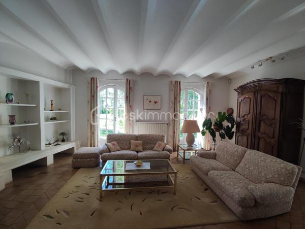 A quelques minutes à pied du centre-ville de Pierrelatte et du lac de la pignedoré, je vous invite à découvrir cette magnifique villa d'architecte construite dans un style provençal.

🌿Une propriété familiale, spacieuse et lumineuse

Édifiée sur une généreuse parcelle de 4742m², la propriété dispose dans la continuité de 11721m² de terres agricoles alimentées en eau et en électricité. Vous disposerez donc de plus 16000m² mais la parcelle agricole peut être détachée du lot.

La villa offre 150m² habitables de plain-pied. Depuis la spacieuse entrée, vous accédez à la fois au salon, à la salle à manger et à la partie nuit. Depuis la cuisine vous pouvez aller à la terrasse couverte offrant une jolie vue sur la piscine.

Un vestibule et des toilettes avec lave main sont à la disposition des invités dans le hall.

Avec son plafond à la française, ses voûtains et alcôves, beaucoup de charme et de cachet se dégagent de cette villa des années 80.

Côté nuit, vous disposez de trois chambres et d'une salle de bain avec double vasques.

✨Un potentiel de développement

Au premier étage vous accédez à un plateau de 74m² permettant d'envisager un développement de la superficie habitable sachant que les réseaux (eau et électricité) sont déjà prévus.

🌳Les extérieurs

Le jardin paysagé et ombragé vous invite à la détente. Vous pourrez également profiter de la piscine (11x5m) et de sa plage exposée plein Sud et sans aucun vis-à-vis. La parcelle agricole est également clôturée et dispose de deux puits.

Un garage de 35m² avec porte motorisée complète les extérieurs.

🔍 Informations techniques

Raccordement au tout à l'égout conforme, arrosage automatique

Chaudière à condensation, menuiseries double vitrage, moustiquaires aux fenêtres,

Dalle isolée, aspiration centralisée,

Bâche à bulles et bâche de protection piscine

Interphone

📞 N'hésitez pas à me contacter, je suis disponible 7 jours/ 7 pour vous faire visiter cette magnifique villa d'architecte avec son terrain de plus de 16000km. Un bien rare sur le secteur.