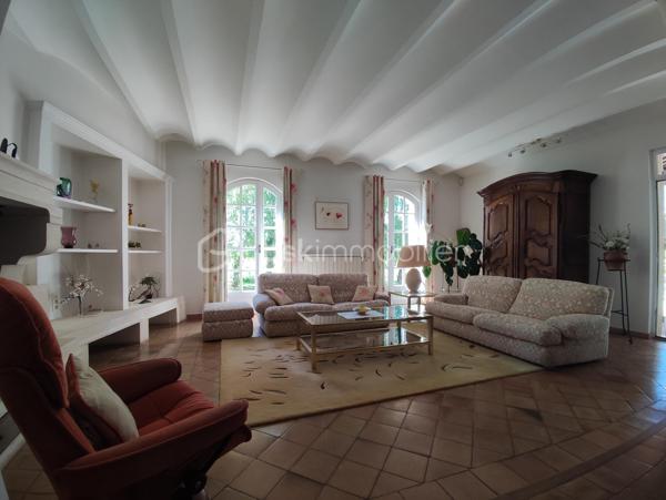 A quelques minutes à pied du centre-ville de Pierrelatte et du lac de la pignedoré, je vous invite à découvrir cette magnifique villa d'architecte construite dans un style provençal.

🌿Une propriété familiale, spacieuse et lumineuse

Édifiée sur une généreuse parcelle de 4742m², la propriété dispose dans la continuité de 11721m² de terres agricoles alimentées en eau et en électricité. Vous disposerez donc de plus 16000m² mais la parcelle agricole peut être détachée du lot.

La villa offre 150m² habitables de plain-pied. Depuis la spacieuse entrée, vous accédez à la fois au salon, à la salle à manger et à la partie nuit. Depuis la cuisine vous pouvez aller à la terrasse couverte offrant une jolie vue sur la piscine.

Un vestibule et des toilettes avec lave main sont à la disposition des invités dans le hall.

Avec son plafond à la française, ses voûtains et alcôves, beaucoup de charme et de cachet se dégagent de cette villa des années 80.

Côté nuit, vous disposez de trois chambres et d'une salle de bain avec double vasques.

✨Un potentiel de développement

Au premier étage vous accédez à un plateau de 74m² permettant d'envisager un développement de la superficie habitable sachant que les réseaux (eau et électricité) sont déjà prévus.

🌳Les extérieurs

Le jardin paysagé et ombragé vous invite à la détente. Vous pourrez également profiter de la piscine (11x5m) et de sa plage exposée plein Sud et sans aucun vis-à-vis. La parcelle agricole est également clôturée et dispose de deux puits.

Un garage de 35m² avec porte motorisée complète les extérieurs.

🔍 Informations techniques

Raccordement au tout à l'égout conforme, arrosage automatique

Chaudière à condensation, menuiseries double vitrage, moustiquaires aux fenêtres,

Dalle isolée, aspiration centralisée,

Bâche à bulles et bâche de protection piscine

Interphone

📞 N'hésitez pas à me contacter, je suis disponible 7 jours/ 7 pour vous faire visiter cette magnifique villa d'architecte avec son terrain de plus de 16000km. Un bien rare sur le secteur.