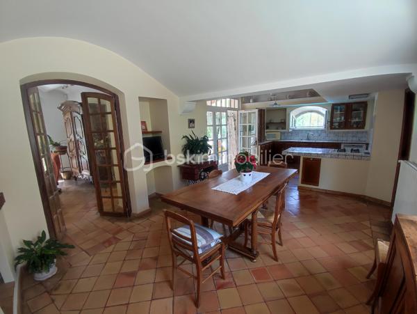 A quelques minutes à pied du centre-ville de Pierrelatte et du lac de la pignedoré, je vous invite à découvrir cette magnifique villa d'architecte construite dans un style provençal.

🌿Une propriété familiale, spacieuse et lumineuse

Édifiée sur une généreuse parcelle de 4742m², la propriété dispose dans la continuité de 11721m² de terres agricoles alimentées en eau et en électricité. Vous disposerez donc de plus 16000m² mais la parcelle agricole peut être détachée du lot.

La villa offre 150m² habitables de plain-pied. Depuis la spacieuse entrée, vous accédez à la fois au salon, à la salle à manger et à la partie nuit. Depuis la cuisine vous pouvez aller à la terrasse couverte offrant une jolie vue sur la piscine.

Un vestibule et des toilettes avec lave main sont à la disposition des invités dans le hall.

Avec son plafond à la française, ses voûtains et alcôves, beaucoup de charme et de cachet se dégagent de cette villa des années 80.

Côté nuit, vous disposez de trois chambres et d'une salle de bain avec double vasques.

✨Un potentiel de développement

Au premier étage vous accédez à un plateau de 74m² permettant d'envisager un développement de la superficie habitable sachant que les réseaux (eau et électricité) sont déjà prévus.

🌳Les extérieurs

Le jardin paysagé et ombragé vous invite à la détente. Vous pourrez également profiter de la piscine (11x5m) et de sa plage exposée plein Sud et sans aucun vis-à-vis. La parcelle agricole est également clôturée et dispose de deux puits.

Un garage de 35m² avec porte motorisée complète les extérieurs.

🔍 Informations techniques

Raccordement au tout à l'égout conforme, arrosage automatique

Chaudière à condensation, menuiseries double vitrage, moustiquaires aux fenêtres,

Dalle isolée, aspiration centralisée,

Bâche à bulles et bâche de protection piscine

Interphone

📞 N'hésitez pas à me contacter, je suis disponible 7 jours/ 7 pour vous faire visiter cette magnifique villa d'architecte avec son terrain de plus de 16000km. Un bien rare sur le secteur.