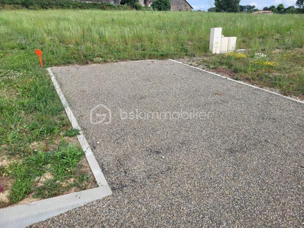 A saisir Terrain constructible viabilisé de 1335 m²
Dans le GERS, Joli terrain en position dominante de 1335 m² constructible à 4 kms du centre ville d’Aire sur Adour proche Barcelonne du Gers avec vue sur les Pyrénées

Terrain à bâtir  situé à 5 minutes du centre et de toutes les commodités d'une ville offrant tous les services (écoles, collège, lycée, Polyclinique etc.....), il est prêt à accueillir vos projets de constructions (Libre choix du constructeur )

Terrain viabilisé en bordure de route (eau et électricité) et étude des sols réalisée.
Petit quartier de 5 lots (dernier lot à vendre).

Avantage pour primo accédant

Mer et montagne à 1H15 min

Contactez Frédéric CLEDES BSK Immobilier pour vous organiser une visite.