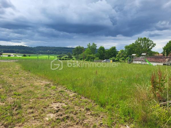 A saisir Terrain constructible viabilisé de 1335 m²
Dans le GERS, Joli terrain en position dominante de 1335 m² constructible à 4 kms du centre ville d’Aire sur Adour proche Barcelonne du Gers avec vue sur les Pyrénées

Terrain à bâtir  situé à 5 minutes du centre et de toutes les commodités d'une ville offrant tous les services (écoles, collège, lycée, Polyclinique etc.....), il est prêt à accueillir vos projets de constructions (Libre choix du constructeur )

Terrain viabilisé en bordure de route (eau et électricité) et étude des sols réalisée.
Petit quartier de 5 lots (dernier lot à vendre).

Avantage pour primo accédant

Mer et montagne à 1H15 min

Contactez Frédéric CLEDES BSK Immobilier pour vous organiser une visite.