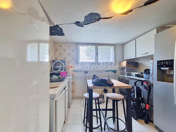 À Valence d’Agen, dans un quartier résidentiel particulièrement calme et recherché, découvrez cette maison des années 60 pleine de potentiel, idéalement située à proximité immédiate des commerces, écoles et commodités.

Édifiée sur deux niveaux avec une vie principale à l’étage, elle offre un cadre de vie agréable et fonctionnel pour une famille à la recherche d’espace et de confort. L’étage se compose d’un lumineux espace de vie avec accès balcon, d’une cuisine indépendante avec accès direct au rez-de-chaussée, de trois chambres, d’une salle d’eau ainsi que d’un WC séparé.

Le rez-de-chaussée propose quant à lui de belles possibilités avec une grande pièce polyvalente pouvant accueillir salle de jeux, bureau ou espace détente, une seconde cuisine, une chambre supplémentaire, une salle d’eau et un WC. Un agencement idéal pour recevoir famille et amis, envisager un espace indépendant ou exercer une activité à domicile.

À l’extérieur, vous profiterez d’un agréable jardin avec cabanon en fond de parcelle, parfait pour le rangement ou le bricolage.

Côté confort et économies d’énergie, cette maison bénéficie de nombreux travaux récents particulièrement appréciés aujourd’hui : panneaux solaires photovoltaïques avec batterie, ballon thermodynamique et pompe à chaleur air/eau. De véritables atouts qui améliorent le confort au quotidien tout en réduisant les dépenses énergétiques.

Une maison évolutive, lumineuse et idéalement située, offrant de multiples possibilités d’aménagement dans un environnement paisible. Une belle opportunité à découvrir sans tarder.