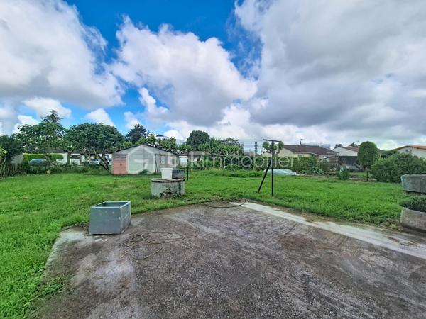 À Valence d’Agen, dans un quartier résidentiel particulièrement calme et recherché, découvrez cette maison des années 60 pleine de potentiel, idéalement située à proximité immédiate des commerces, écoles et commodités.

Édifiée sur deux niveaux avec une vie principale à l’étage, elle offre un cadre de vie agréable et fonctionnel pour une famille à la recherche d’espace et de confort. L’étage se compose d’un lumineux espace de vie avec accès balcon, d’une cuisine indépendante avec accès direct au rez-de-chaussée, de trois chambres, d’une salle d’eau ainsi que d’un WC séparé.

Le rez-de-chaussée propose quant à lui de belles possibilités avec une grande pièce polyvalente pouvant accueillir salle de jeux, bureau ou espace détente, une seconde cuisine, une chambre supplémentaire, une salle d’eau et un WC. Un agencement idéal pour recevoir famille et amis, envisager un espace indépendant ou exercer une activité à domicile.

À l’extérieur, vous profiterez d’un agréable jardin avec cabanon en fond de parcelle, parfait pour le rangement ou le bricolage.

Côté confort et économies d’énergie, cette maison bénéficie de nombreux travaux récents particulièrement appréciés aujourd’hui : panneaux solaires photovoltaïques avec batterie, ballon thermodynamique et pompe à chaleur air/eau. De véritables atouts qui améliorent le confort au quotidien tout en réduisant les dépenses énergétiques.

Une maison évolutive, lumineuse et idéalement située, offrant de multiples possibilités d’aménagement dans un environnement paisible. Une belle opportunité à découvrir sans tarder.