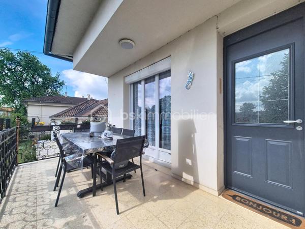 À Valence d’Agen, dans un quartier résidentiel particulièrement calme et recherché, découvrez cette maison des années 60 pleine de potentiel, idéalement située à proximité immédiate des commerces, écoles et commodités.

Édifiée sur deux niveaux avec une vie principale à l’étage, elle offre un cadre de vie agréable et fonctionnel pour une famille à la recherche d’espace et de confort. L’étage se compose d’un lumineux espace de vie avec accès balcon, d’une cuisine indépendante avec accès direct au rez-de-chaussée, de trois chambres, d’une salle d’eau ainsi que d’un WC séparé.

Le rez-de-chaussée propose quant à lui de belles possibilités avec une grande pièce polyvalente pouvant accueillir salle de jeux, bureau ou espace détente, une seconde cuisine, une chambre supplémentaire, une salle d’eau et un WC. Un agencement idéal pour recevoir famille et amis, envisager un espace indépendant ou exercer une activité à domicile.

À l’extérieur, vous profiterez d’un agréable jardin avec cabanon en fond de parcelle, parfait pour le rangement ou le bricolage.

Côté confort et économies d’énergie, cette maison bénéficie de nombreux travaux récents particulièrement appréciés aujourd’hui : panneaux solaires photovoltaïques avec batterie, ballon thermodynamique et pompe à chaleur air/eau. De véritables atouts qui améliorent le confort au quotidien tout en réduisant les dépenses énergétiques.

Une maison évolutive, lumineuse et idéalement située, offrant de multiples possibilités d’aménagement dans un environnement paisible. Une belle opportunité à découvrir sans tarder.