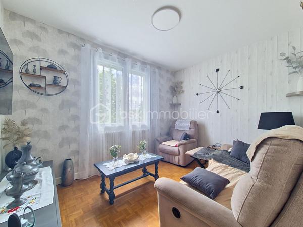 À Valence d’Agen, dans un quartier résidentiel particulièrement calme et recherché, découvrez cette maison des années 60 pleine de potentiel, idéalement située à proximité immédiate des commerces, écoles et commodités.

Édifiée sur deux niveaux avec une vie principale à l’étage, elle offre un cadre de vie agréable et fonctionnel pour une famille à la recherche d’espace et de confort. L’étage se compose d’un lumineux espace de vie avec accès balcon, d’une cuisine indépendante avec accès direct au rez-de-chaussée, de trois chambres, d’une salle d’eau ainsi que d’un WC séparé.

Le rez-de-chaussée propose quant à lui de belles possibilités avec une grande pièce polyvalente pouvant accueillir salle de jeux, bureau ou espace détente, une seconde cuisine, une chambre supplémentaire, une salle d’eau et un WC. Un agencement idéal pour recevoir famille et amis, envisager un espace indépendant ou exercer une activité à domicile.

À l’extérieur, vous profiterez d’un agréable jardin avec cabanon en fond de parcelle, parfait pour le rangement ou le bricolage.

Côté confort et économies d’énergie, cette maison bénéficie de nombreux travaux récents particulièrement appréciés aujourd’hui : panneaux solaires photovoltaïques avec batterie, ballon thermodynamique et pompe à chaleur air/eau. De véritables atouts qui améliorent le confort au quotidien tout en réduisant les dépenses énergétiques.

Une maison évolutive, lumineuse et idéalement située, offrant de multiples possibilités d’aménagement dans un environnement paisible. Une belle opportunité à découvrir sans tarder.