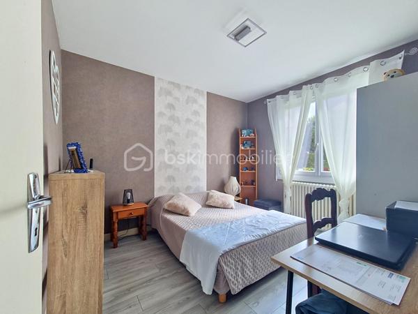 À Valence d’Agen, dans un quartier résidentiel particulièrement calme et recherché, découvrez cette maison des années 60 pleine de potentiel, idéalement située à proximité immédiate des commerces, écoles et commodités.

Édifiée sur deux niveaux avec une vie principale à l’étage, elle offre un cadre de vie agréable et fonctionnel pour une famille à la recherche d’espace et de confort. L’étage se compose d’un lumineux espace de vie avec accès balcon, d’une cuisine indépendante avec accès direct au rez-de-chaussée, de trois chambres, d’une salle d’eau ainsi que d’un WC séparé.

Le rez-de-chaussée propose quant à lui de belles possibilités avec une grande pièce polyvalente pouvant accueillir salle de jeux, bureau ou espace détente, une seconde cuisine, une chambre supplémentaire, une salle d’eau et un WC. Un agencement idéal pour recevoir famille et amis, envisager un espace indépendant ou exercer une activité à domicile.

À l’extérieur, vous profiterez d’un agréable jardin avec cabanon en fond de parcelle, parfait pour le rangement ou le bricolage.

Côté confort et économies d’énergie, cette maison bénéficie de nombreux travaux récents particulièrement appréciés aujourd’hui : panneaux solaires photovoltaïques avec batterie, ballon thermodynamique et pompe à chaleur air/eau. De véritables atouts qui améliorent le confort au quotidien tout en réduisant les dépenses énergétiques.

Une maison évolutive, lumineuse et idéalement située, offrant de multiples possibilités d’aménagement dans un environnement paisible. Une belle opportunité à découvrir sans tarder.