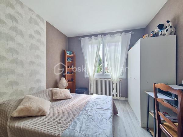 À Valence d’Agen, dans un quartier résidentiel particulièrement calme et recherché, découvrez cette maison des années 60 pleine de potentiel, idéalement située à proximité immédiate des commerces, écoles et commodités.

Édifiée sur deux niveaux avec une vie principale à l’étage, elle offre un cadre de vie agréable et fonctionnel pour une famille à la recherche d’espace et de confort. L’étage se compose d’un lumineux espace de vie avec accès balcon, d’une cuisine indépendante avec accès direct au rez-de-chaussée, de trois chambres, d’une salle d’eau ainsi que d’un WC séparé.

Le rez-de-chaussée propose quant à lui de belles possibilités avec une grande pièce polyvalente pouvant accueillir salle de jeux, bureau ou espace détente, une seconde cuisine, une chambre supplémentaire, une salle d’eau et un WC. Un agencement idéal pour recevoir famille et amis, envisager un espace indépendant ou exercer une activité à domicile.

À l’extérieur, vous profiterez d’un agréable jardin avec cabanon en fond de parcelle, parfait pour le rangement ou le bricolage.

Côté confort et économies d’énergie, cette maison bénéficie de nombreux travaux récents particulièrement appréciés aujourd’hui : panneaux solaires photovoltaïques avec batterie, ballon thermodynamique et pompe à chaleur air/eau. De véritables atouts qui améliorent le confort au quotidien tout en réduisant les dépenses énergétiques.

Une maison évolutive, lumineuse et idéalement située, offrant de multiples possibilités d’aménagement dans un environnement paisible. Une belle opportunité à découvrir sans tarder.