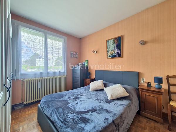 À Valence d’Agen, dans un quartier résidentiel particulièrement calme et recherché, découvrez cette maison des années 60 pleine de potentiel, idéalement située à proximité immédiate des commerces, écoles et commodités.

Édifiée sur deux niveaux avec une vie principale à l’étage, elle offre un cadre de vie agréable et fonctionnel pour une famille à la recherche d’espace et de confort. L’étage se compose d’un lumineux espace de vie avec accès balcon, d’une cuisine indépendante avec accès direct au rez-de-chaussée, de trois chambres, d’une salle d’eau ainsi que d’un WC séparé.

Le rez-de-chaussée propose quant à lui de belles possibilités avec une grande pièce polyvalente pouvant accueillir salle de jeux, bureau ou espace détente, une seconde cuisine, une chambre supplémentaire, une salle d’eau et un WC. Un agencement idéal pour recevoir famille et amis, envisager un espace indépendant ou exercer une activité à domicile.

À l’extérieur, vous profiterez d’un agréable jardin avec cabanon en fond de parcelle, parfait pour le rangement ou le bricolage.

Côté confort et économies d’énergie, cette maison bénéficie de nombreux travaux récents particulièrement appréciés aujourd’hui : panneaux solaires photovoltaïques avec batterie, ballon thermodynamique et pompe à chaleur air/eau. De véritables atouts qui améliorent le confort au quotidien tout en réduisant les dépenses énergétiques.

Une maison évolutive, lumineuse et idéalement située, offrant de multiples possibilités d’aménagement dans un environnement paisible. Une belle opportunité à découvrir sans tarder.