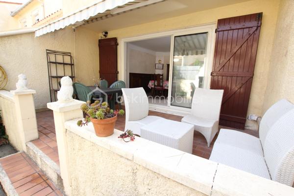 Je vous propose à 150 mètres de la plage et proche des commodités, villa deux faces orientée EST/OUEST comprenant en rez-de-chaussée grand séjour lumineux ouvrant sur une jolie terrasse avec barbecue, cuisine séparée et espace de rangement sous l’escalier. Une salle d’eau équipée d’une cabine de douche avec WC et lave main. Une buanderie ouverte sur le garage. Un espace garage avec porte séquentielle motorisée et porte piéton.
A l’étage deux chambres disposant d’un balcon filant et d'une chambre cabine ou bureau, une salle d’eau équipée d’une grande douche et d’un lavabo. Un WC séparé. Un palier avec grand placard pour le rangement.
La maison est équipée de la climatisation réversible en rez-de-chaussée et du double vitrage PVC sur toutes les fenêtres, les volets sont en bois à l’exception d’un qui est un volet roulant électrique.
Je suis à votre disposition pour tout complément d’information.
Avis de valeur OFFERT sur le département du 66.