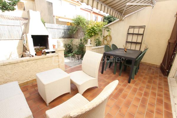 Je vous propose à 150 mètres de la plage et proche des commodités, villa deux faces orientée EST/OUEST comprenant en rez-de-chaussée grand séjour lumineux ouvrant sur une jolie terrasse avec barbecue, cuisine séparée et espace de rangement sous l’escalier. Une salle d’eau équipée d’une cabine de douche avec WC et lave main. Une buanderie ouverte sur le garage. Un espace garage avec porte séquentielle motorisée et porte piéton.
A l’étage deux chambres disposant d’un balcon filant et d'une chambre cabine ou bureau, une salle d’eau équipée d’une grande douche et d’un lavabo. Un WC séparé. Un palier avec grand placard pour le rangement.
La maison est équipée de la climatisation réversible en rez-de-chaussée et du double vitrage PVC sur toutes les fenêtres, les volets sont en bois à l’exception d’un qui est un volet roulant électrique.
Je suis à votre disposition pour tout complément d’information.
Avis de valeur OFFERT sur le département du 66.
