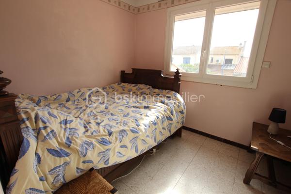Je vous propose à 150 mètres de la plage et proche des commodités, villa deux faces orientée EST/OUEST comprenant en rez-de-chaussée grand séjour lumineux ouvrant sur une jolie terrasse avec barbecue, cuisine séparée et espace de rangement sous l’escalier. Une salle d’eau équipée d’une cabine de douche avec WC et lave main. Une buanderie ouverte sur le garage. Un espace garage avec porte séquentielle motorisée et porte piéton.
A l’étage deux chambres disposant d’un balcon filant et d'une chambre cabine ou bureau, une salle d’eau équipée d’une grande douche et d’un lavabo. Un WC séparé. Un palier avec grand placard pour le rangement.
La maison est équipée de la climatisation réversible en rez-de-chaussée et du double vitrage PVC sur toutes les fenêtres, les volets sont en bois à l’exception d’un qui est un volet roulant électrique.
Je suis à votre disposition pour tout complément d’information.
Avis de valeur OFFERT sur le département du 66.