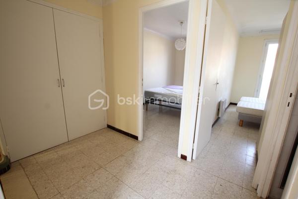 Je vous propose à 150 mètres de la plage et proche des commodités, villa deux faces orientée EST/OUEST comprenant en rez-de-chaussée grand séjour lumineux ouvrant sur une jolie terrasse avec barbecue, cuisine séparée et espace de rangement sous l’escalier. Une salle d’eau équipée d’une cabine de douche avec WC et lave main. Une buanderie ouverte sur le garage. Un espace garage avec porte séquentielle motorisée et porte piéton.
A l’étage deux chambres disposant d’un balcon filant et d'une chambre cabine ou bureau, une salle d’eau équipée d’une grande douche et d’un lavabo. Un WC séparé. Un palier avec grand placard pour le rangement.
La maison est équipée de la climatisation réversible en rez-de-chaussée et du double vitrage PVC sur toutes les fenêtres, les volets sont en bois à l’exception d’un qui est un volet roulant électrique.
Je suis à votre disposition pour tout complément d’information.
Avis de valeur OFFERT sur le département du 66.