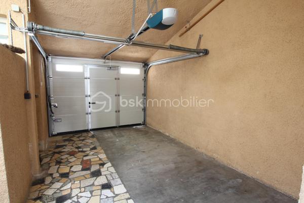 Je vous propose à 150 mètres de la plage et proche des commodités, villa deux faces orientée EST/OUEST comprenant en rez-de-chaussée grand séjour lumineux ouvrant sur une jolie terrasse avec barbecue, cuisine séparée et espace de rangement sous l’escalier. Une salle d’eau équipée d’une cabine de douche avec WC et lave main. Une buanderie ouverte sur le garage. Un espace garage avec porte séquentielle motorisée et porte piéton.
A l’étage deux chambres disposant d’un balcon filant et d'une chambre cabine ou bureau, une salle d’eau équipée d’une grande douche et d’un lavabo. Un WC séparé. Un palier avec grand placard pour le rangement.
La maison est équipée de la climatisation réversible en rez-de-chaussée et du double vitrage PVC sur toutes les fenêtres, les volets sont en bois à l’exception d’un qui est un volet roulant électrique.
Je suis à votre disposition pour tout complément d’information.
Avis de valeur OFFERT sur le département du 66.