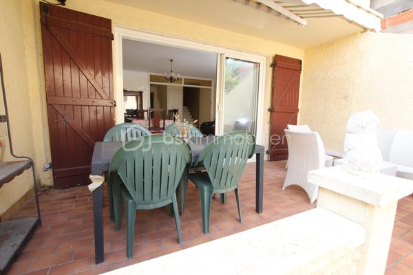 Je vous propose à 150 mètres de la plage et proche des commodités, villa deux faces orientée EST/OUEST comprenant en rez-de-chaussée grand séjour lumineux ouvrant sur une jolie terrasse avec barbecue, cuisine séparée et espace de rangement sous l’escalier. Une salle d’eau équipée d’une cabine de douche avec WC et lave main. Une buanderie ouverte sur le garage. Un espace garage avec porte séquentielle motorisée et porte piéton.
A l’étage deux chambres disposant d’un balcon filant et d'une chambre cabine ou bureau, une salle d’eau équipée d’une grande douche et d’un lavabo. Un WC séparé. Un palier avec grand placard pour le rangement.
La maison est équipée de la climatisation réversible en rez-de-chaussée et du double vitrage PVC sur toutes les fenêtres, les volets sont en bois à l’exception d’un qui est un volet roulant électrique.
Je suis à votre disposition pour tout complément d’information.
Avis de valeur OFFERT sur le département du 66.