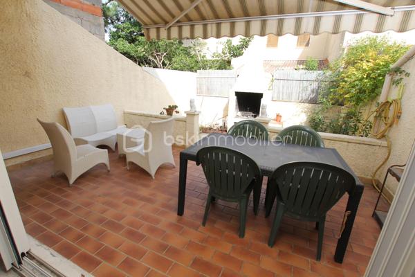 Je vous propose à 150 mètres de la plage et proche des commodités, villa deux faces orientée EST/OUEST comprenant en rez-de-chaussée grand séjour lumineux ouvrant sur une jolie terrasse avec barbecue, cuisine séparée et espace de rangement sous l’escalier. Une salle d’eau équipée d’une cabine de douche avec WC et lave main. Une buanderie ouverte sur le garage. Un espace garage avec porte séquentielle motorisée et porte piéton.
A l’étage deux chambres disposant d’un balcon filant et d'une chambre cabine ou bureau, une salle d’eau équipée d’une grande douche et d’un lavabo. Un WC séparé. Un palier avec grand placard pour le rangement.
La maison est équipée de la climatisation réversible en rez-de-chaussée et du double vitrage PVC sur toutes les fenêtres, les volets sont en bois à l’exception d’un qui est un volet roulant électrique.
Je suis à votre disposition pour tout complément d’information.
Avis de valeur OFFERT sur le département du 66.