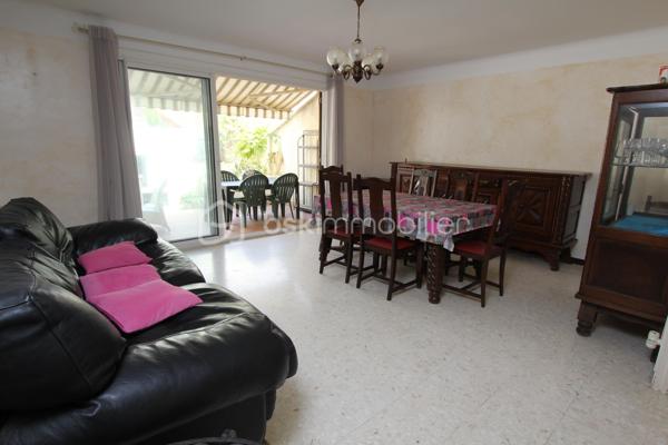 Je vous propose à 150 mètres de la plage et proche des commodités, villa deux faces orientée EST/OUEST comprenant en rez-de-chaussée grand séjour lumineux ouvrant sur une jolie terrasse avec barbecue, cuisine séparée et espace de rangement sous l’escalier. Une salle d’eau équipée d’une cabine de douche avec WC et lave main. Une buanderie ouverte sur le garage. Un espace garage avec porte séquentielle motorisée et porte piéton.
A l’étage deux chambres disposant d’un balcon filant et d'une chambre cabine ou bureau, une salle d’eau équipée d’une grande douche et d’un lavabo. Un WC séparé. Un palier avec grand placard pour le rangement.
La maison est équipée de la climatisation réversible en rez-de-chaussée et du double vitrage PVC sur toutes les fenêtres, les volets sont en bois à l’exception d’un qui est un volet roulant électrique.
Je suis à votre disposition pour tout complément d’information.
Avis de valeur OFFERT sur le département du 66.