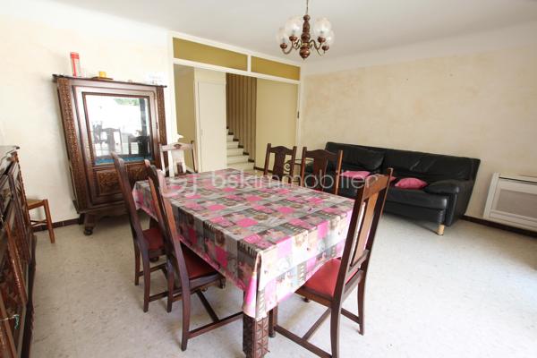 Je vous propose à 150 mètres de la plage et proche des commodités, villa deux faces orientée EST/OUEST comprenant en rez-de-chaussée grand séjour lumineux ouvrant sur une jolie terrasse avec barbecue, cuisine séparée et espace de rangement sous l’escalier. Une salle d’eau équipée d’une cabine de douche avec WC et lave main. Une buanderie ouverte sur le garage. Un espace garage avec porte séquentielle motorisée et porte piéton.
A l’étage deux chambres disposant d’un balcon filant et d'une chambre cabine ou bureau, une salle d’eau équipée d’une grande douche et d’un lavabo. Un WC séparé. Un palier avec grand placard pour le rangement.
La maison est équipée de la climatisation réversible en rez-de-chaussée et du double vitrage PVC sur toutes les fenêtres, les volets sont en bois à l’exception d’un qui est un volet roulant électrique.
Je suis à votre disposition pour tout complément d’information.
Avis de valeur OFFERT sur le département du 66.