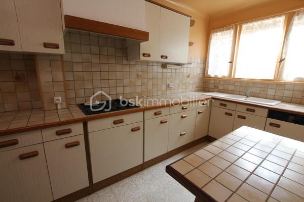 Je vous propose à 150 mètres de la plage et proche des commodités, villa deux faces orientée EST/OUEST comprenant en rez-de-chaussée grand séjour lumineux ouvrant sur une jolie terrasse avec barbecue, cuisine séparée et espace de rangement sous l’escalier. Une salle d’eau équipée d’une cabine de douche avec WC et lave main. Une buanderie ouverte sur le garage. Un espace garage avec porte séquentielle motorisée et porte piéton.
A l’étage deux chambres disposant d’un balcon filant et d'une chambre cabine ou bureau, une salle d’eau équipée d’une grande douche et d’un lavabo. Un WC séparé. Un palier avec grand placard pour le rangement.
La maison est équipée de la climatisation réversible en rez-de-chaussée et du double vitrage PVC sur toutes les fenêtres, les volets sont en bois à l’exception d’un qui est un volet roulant électrique.
Je suis à votre disposition pour tout complément d’information.
Avis de valeur OFFERT sur le département du 66.