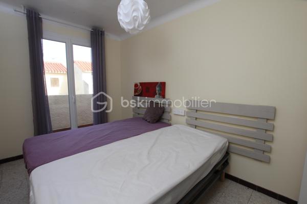 Je vous propose à 150 mètres de la plage et proche des commodités, villa deux faces orientée EST/OUEST comprenant en rez-de-chaussée grand séjour lumineux ouvrant sur une jolie terrasse avec barbecue, cuisine séparée et espace de rangement sous l’escalier. Une salle d’eau équipée d’une cabine de douche avec WC et lave main. Une buanderie ouverte sur le garage. Un espace garage avec porte séquentielle motorisée et porte piéton.
A l’étage deux chambres disposant d’un balcon filant et d'une chambre cabine ou bureau, une salle d’eau équipée d’une grande douche et d’un lavabo. Un WC séparé. Un palier avec grand placard pour le rangement.
La maison est équipée de la climatisation réversible en rez-de-chaussée et du double vitrage PVC sur toutes les fenêtres, les volets sont en bois à l’exception d’un qui est un volet roulant électrique.
Je suis à votre disposition pour tout complément d’information.
Avis de valeur OFFERT sur le département du 66.
