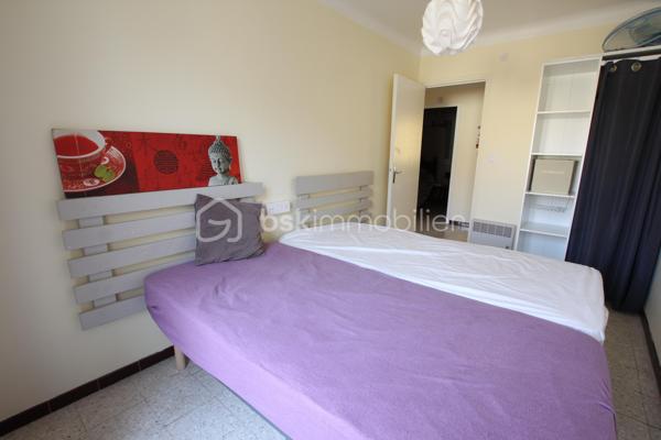 Je vous propose à 150 mètres de la plage et proche des commodités, villa deux faces orientée EST/OUEST comprenant en rez-de-chaussée grand séjour lumineux ouvrant sur une jolie terrasse avec barbecue, cuisine séparée et espace de rangement sous l’escalier. Une salle d’eau équipée d’une cabine de douche avec WC et lave main. Une buanderie ouverte sur le garage. Un espace garage avec porte séquentielle motorisée et porte piéton.
A l’étage deux chambres disposant d’un balcon filant et d'une chambre cabine ou bureau, une salle d’eau équipée d’une grande douche et d’un lavabo. Un WC séparé. Un palier avec grand placard pour le rangement.
La maison est équipée de la climatisation réversible en rez-de-chaussée et du double vitrage PVC sur toutes les fenêtres, les volets sont en bois à l’exception d’un qui est un volet roulant électrique.
Je suis à votre disposition pour tout complément d’information.
Avis de valeur OFFERT sur le département du 66.