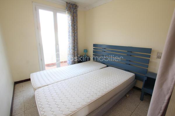 Je vous propose à 150 mètres de la plage et proche des commodités, villa deux faces orientée EST/OUEST comprenant en rez-de-chaussée grand séjour lumineux ouvrant sur une jolie terrasse avec barbecue, cuisine séparée et espace de rangement sous l’escalier. Une salle d’eau équipée d’une cabine de douche avec WC et lave main. Une buanderie ouverte sur le garage. Un espace garage avec porte séquentielle motorisée et porte piéton.
A l’étage deux chambres disposant d’un balcon filant et d'une chambre cabine ou bureau, une salle d’eau équipée d’une grande douche et d’un lavabo. Un WC séparé. Un palier avec grand placard pour le rangement.
La maison est équipée de la climatisation réversible en rez-de-chaussée et du double vitrage PVC sur toutes les fenêtres, les volets sont en bois à l’exception d’un qui est un volet roulant électrique.
Je suis à votre disposition pour tout complément d’information.
Avis de valeur OFFERT sur le département du 66.