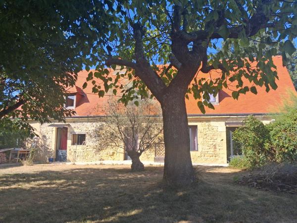 Ensemble immobilier composé d'une maison d'habitation, d'un séjoir à tabac, d'une sépendances en pierre non attennate, piscine et jardin