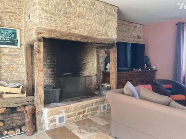 Ensemble immobilier composé d'une maison d'habitation, d'un séjoir à tabac, d'une sépendances en pierre non attennate, piscine et jardin