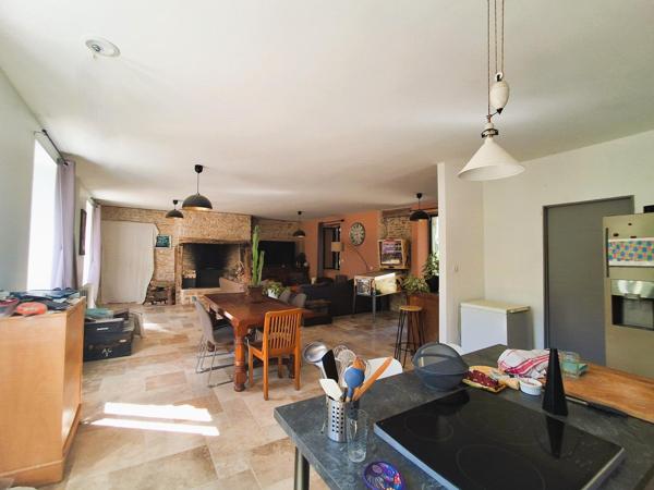 Ensemble immobilier composé d'une maison d'habitation, d'un séjoir à tabac, d'une sépendances en pierre non attennate, piscine et jardin